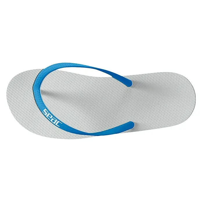 Seac Sub Chanclas de dedo Ohau - 47, Blanco/Azul - Chanclas blancas con tira azul y logotipo "SEAC", ideales para la playa, la piscina o simplemente para el verano.