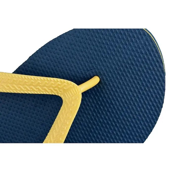 Seac Sub Chanclas de dedo Ohau - 45, Azul/Amarillo - Primer plano de una chancla azul con tiras amarillas y superficie texturizada, ideal para el verano y la playa.