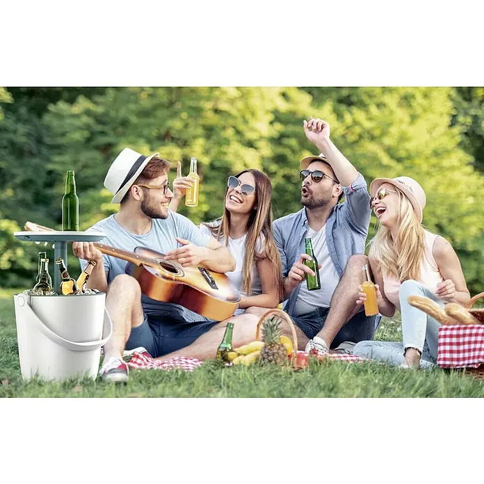 Keter Mesa alta de jardín redonda Go Bar - L x An x Al: 38 x 38 x 37 cm, Blanco - Un grupo de amigos disfruta de un picnic con un enfriador de bebidas que mantiene los refrescos fríos mientras uno toca la guitarra.