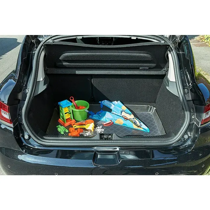 Mottez Kofferraummatte - L x B: 95 x 60 cm - Der Kofferraum eines schwarzen Autos mit Strandspielzeug wie Eimer und Schaufel, bereit für einen Tag am Meer.