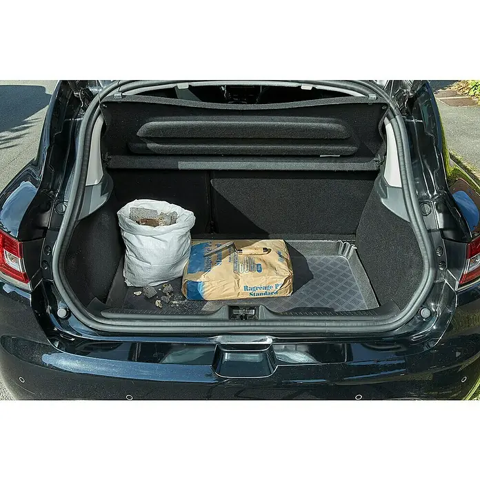 Mottez Kofferraummatte - L x B: 95 x 60 cm - Das Bild zeigt einen Kofferraum eines Autos mit einem Sack mit Steinen und einem Sack Zement.