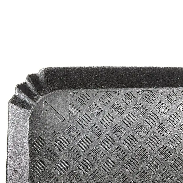 Mottez Kofferraummatte - L x B: 95 x 60 cm - Nahaufnahme einer robusten, schwarzen Kofferraumwanne mit Riffelblechmuster für zusätzlichen Schutz vor Schmutz und Nässe.