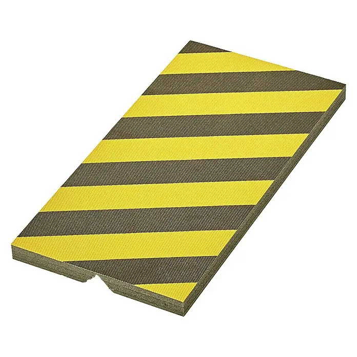 Mottez Anfahrschutz Schaummatte - L x B: 50 x 25 cm, Stärke: 2,5 cm - Gelb-schwarz gestreifter Unterlegkeil aus Holz auf schwarzem Hintergrund. Ideal zum Sichern von Fahrzeugen.