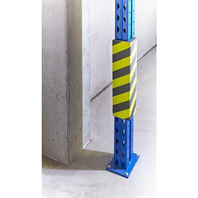 Mottez Anfahrschutz Schaummatte - L x B: 50 x 25 cm, Stärke: 2,5 cm - Nahaufnahme eines blauen Regalpfostens mit einem gelb-schwarz gestreiften Anfahrschutz, der in einem Lagerhaus steht.
