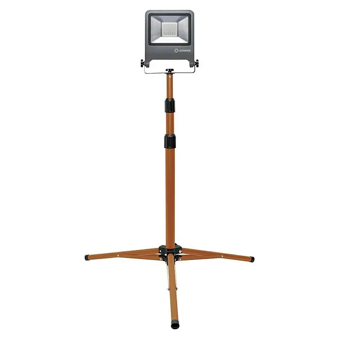Osram LED-Arbeitsleuchte Tripod L - Lichtfarbe: Neutralweiß, IP65, 50 W - Bild einer LED-Arbeitsleuchte auf einem Stativ. Die Leuchte ist grau, das Stativ braun. Ideal für Baustellen.