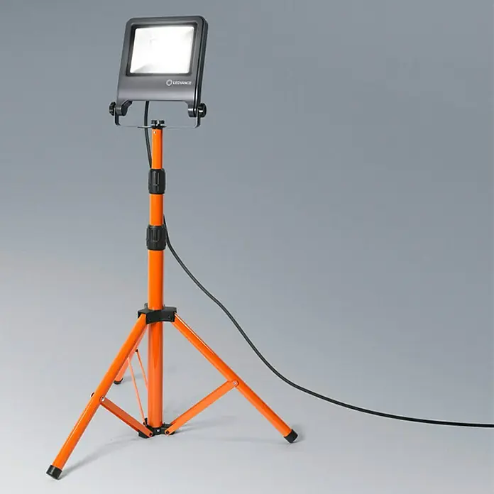 Osram LED-Arbeitsleuchte Tripod L - Lichtfarbe: Neutralweiß, IP65, 50 W - LED-Arbeitsleuchte mit Stativ, ideal für Baustellen und Werkstätten. Helle Ausleuchtung und robuste Bauweise für den professionellen Einsatz.