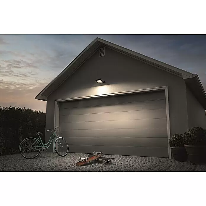 Osram LED-Sensor-Strahler - 2.700 lm, 4.000 K, L x B x H: 17 x 6,6 x 22,3 cm, IP44 - Stimmungsaufnahme