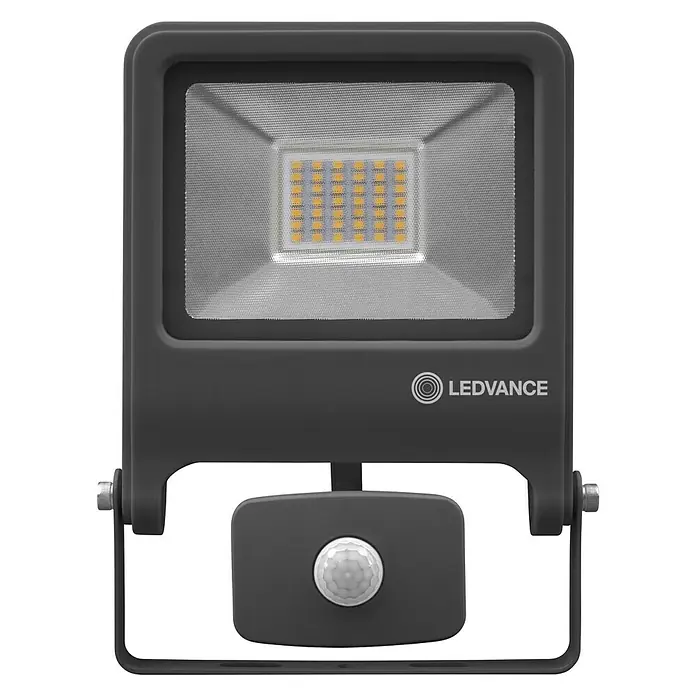 Osram LED-Sensor-Strahler - 2.700 lm, 4.000 K, L x B x H: 17 x 6,6 x 22,3 cm, IP44 - Nahaufnahme einer LEDVANCE Außenleuchte mit Bewegungsmelder, ideal für die Beleuchtung von Haus und Garten.