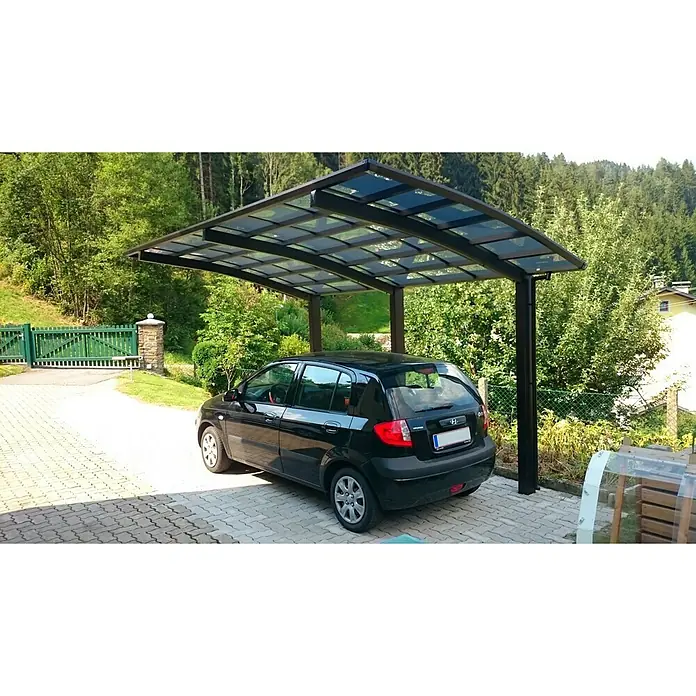 Ximax Carport Portoforte 110 - Außenmaß inkl. Dachüberstand (B x T): 2,7 x 4,95 m, Einzelcarport, Mattbraun, Schneelast: 137 kg/m² - Ein schwarzes Auto parkt unter einem modernen Carport mit Glasdach, das vor Witterungseinflüssen schützt. Der Carport bietet stilvollen Schutz.