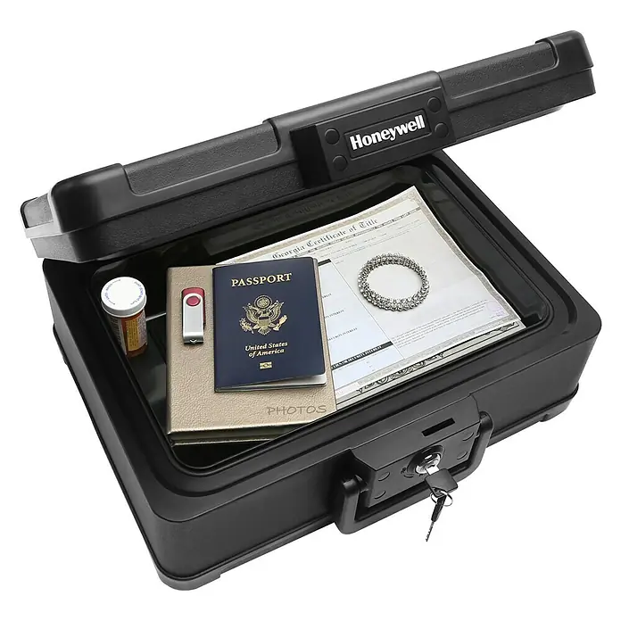 Honeywell Dokumentenkassette - L x B x H: 320 x 407 x 166 mm, Zylinderschloss - Bild eines schwarzen Honeywell-Tresors, der wichtige Dokumente und Wertgegenstände wie einen Reisepass enthält, um Sicherheit zu gewährleisten.