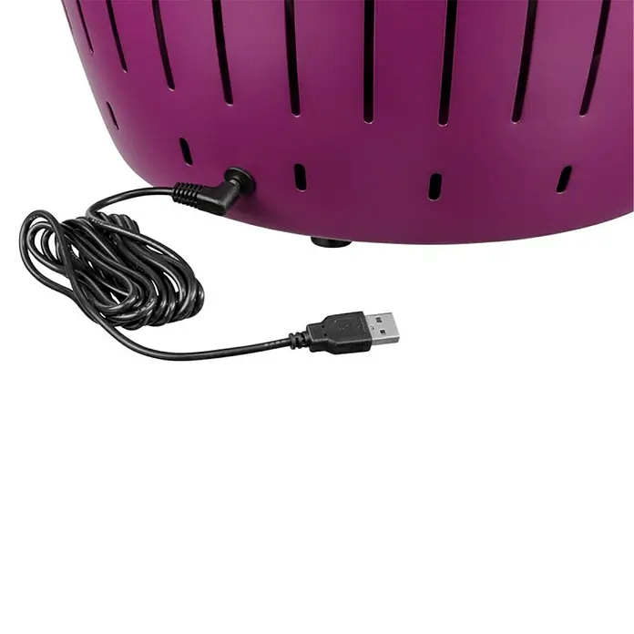 LotusGrill Holzkohlegrill XL - Durchmesser Grillfläche: 43 cm, Mandarinenorange - Nahaufnahme eines violetten Lautsprechers mit USB-Kabel, das an die Stromversorgung angeschlossen ist.