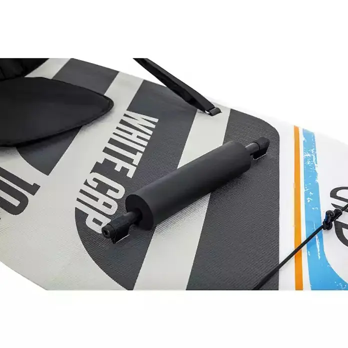 Bestway Hydro Force Paddle surf White Cap - L x An x Al: 305 x 84 x 12 cm, Carga útil: 120 kg, Hinchable, Gris - Primer plano de una tabla de paddle surf "White Cap", con un soporte de pala negro y un cojín de asiento para remar cómodamente.