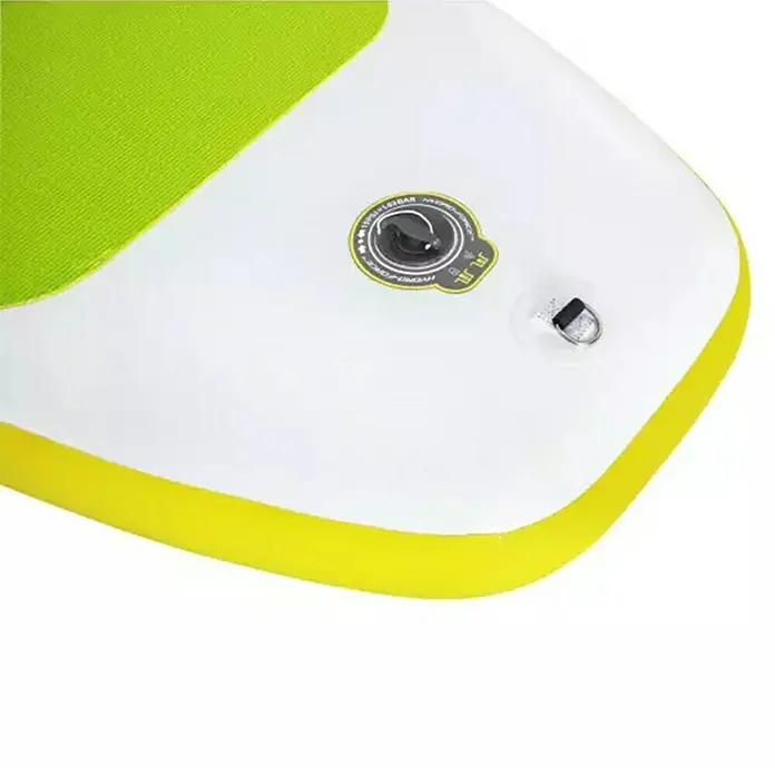 Bestway Hydro Force Paddle surf Sea Breeze - L x An x Al: 3,05 m x 84 cm x 12 cm, Carga útil: 120 kg, Hinchable - Detalle de una tabla de paddle surf inflable con cubierta verde, cuerpo blanco y borde amarillo, mostrando la válvula y el anclaje del anillo en D.