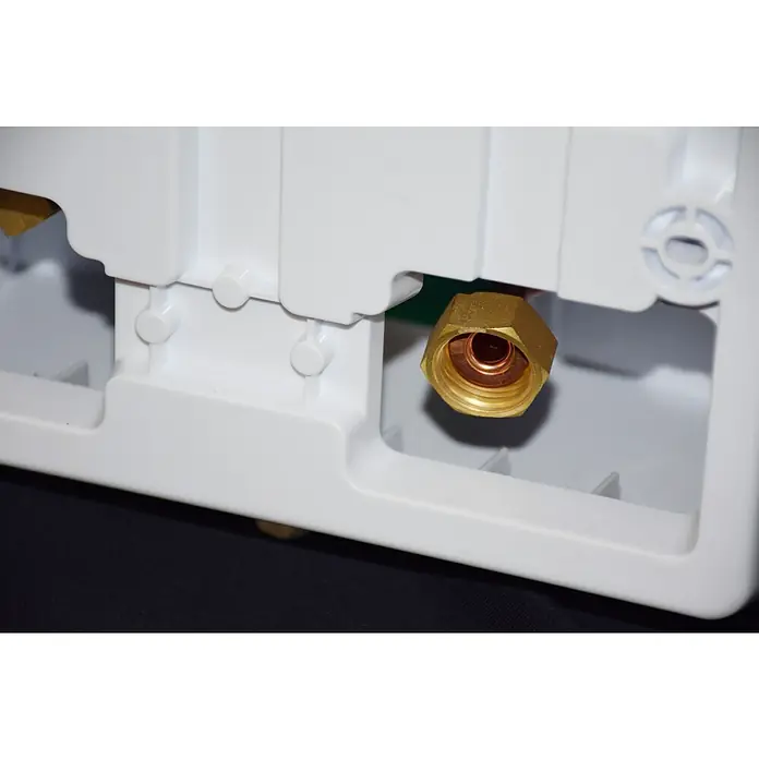 Thermoflow Durchlauferhitzer Hydrex 18 - 18 kW, Hydraulisch, Geschlossen - Nahaufnahme einer goldenen Wasserarmatur, die aus einem weißen Paneel herausragt, ideal für Sanitär- und Installationsarbeiten.
