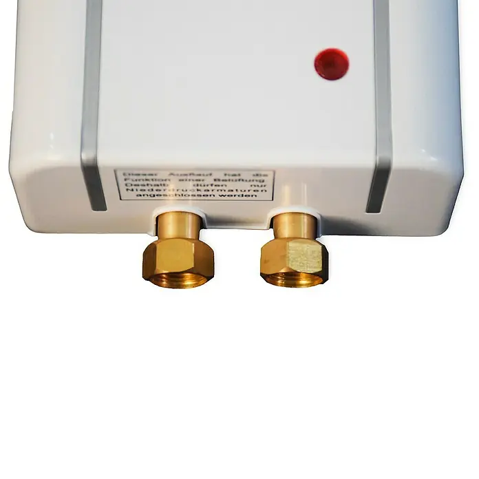 Thermoflow Kleindurchlauferhitzer Elex 5,5 -  - Nahaufnahme eines elektronischen Wasserhahn-Warmwasserbereiters mit zwei goldenen Anschlüssen und einer roten Kontrollleuchte.