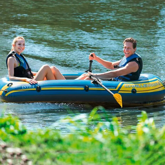 Intex Bote hinchable Challenger 2 - L x An x Al: 2,36 x 1,14 x 0,41 m, Apto para: 2 personas, Carga útil: 200 kg - Una barca inflable Intex Challenger con dos personas en el agua, completa con remos para una gran experiencia de remo.