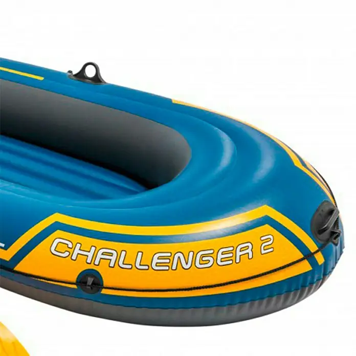 Intex Bote hinchable Challenger 2 - L x An x Al: 2,36 x 1,14 x 0,41 m, Apto para: 2 personas, Carga útil: 200 kg - Primer plano de una embarcación inflable Challenger 2 en azul y amarillo con detalles en negro.