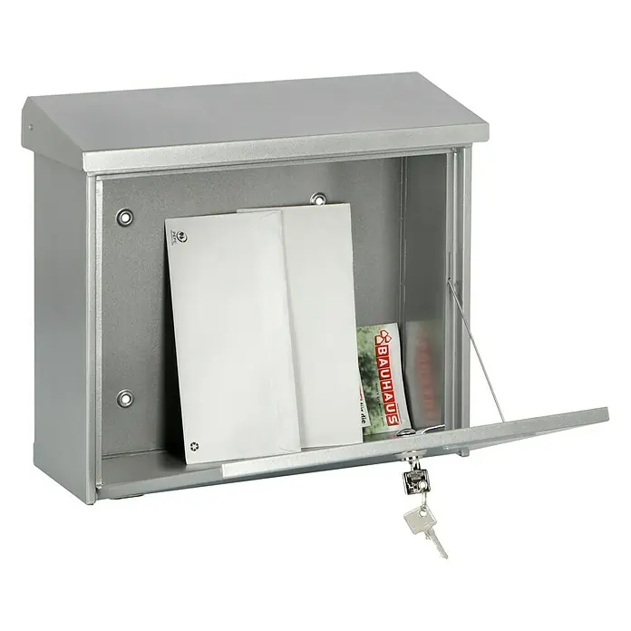 Burg-Wächter Wandbriefkasten Comfort 913 - L x B x H: 38 x 14,8 x 34 cm, Silber, Stahl, Öffnungsstopp - Ein silberfarbener Briefkasten mit geöffneter Klappe, gefüllt mit Briefen und einem Bauhaus-Magazin, inklusive Schlüssel.