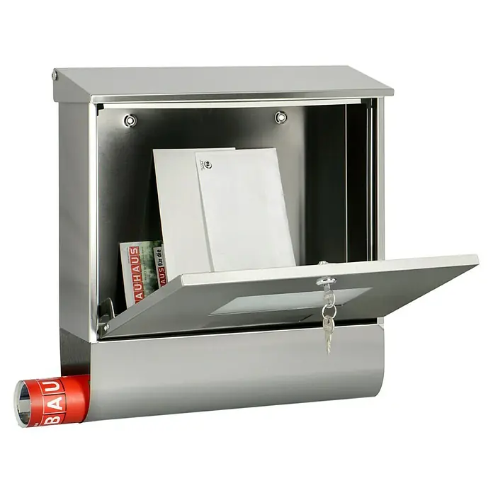 Portaferm Wandbriefkasten Solar - L x B x H: 12 x 38,5 x 41 cm, Silber, Edelstahl, Zeitungsfach - Ein moderner Edelstahl-Briefkasten mit Zeitungsfach und offenem Briefschlitz, gefüllt mit Post und einer Zeitschrift.