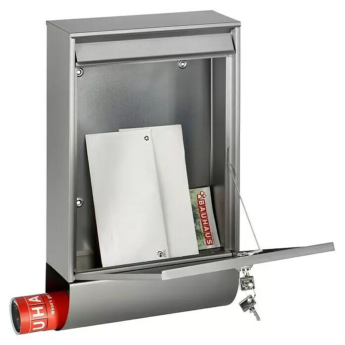 Burg-Wächter Wandbriefkasten Berlin - L x B x H: 10,5 x 28,5 x 50 cm, Edelstahl, Edelstahl, Zeitungsfach - Silberfarbener Metallbriefkasten mit geöffneter Front, Post und rotem Zeitungsfach. Schlüssel hängen am Schloss.