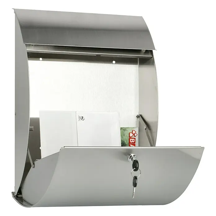 Burg-Wächter Wandbriefkasten Riviera - L x B x H: 13 cm x 33,5 cm x 460 mm, Edelstahl, Edelstahl, Öffnungsstopp - Ein offener, silberner Briefkasten mit Schlüsseln, der Briefe und Werbung enthält. Ideal für sicheren Postempfang.