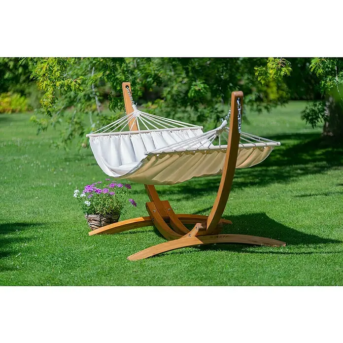 Chillounge Stabhängematte - L x B: 300 x 140 cm, Natur - Einladende Hängematte mit Holzgestell im Garten. Perfekt zum Entspannen im Freien mit bunten Blumen im Vordergrund, idyllische Gartenszene.