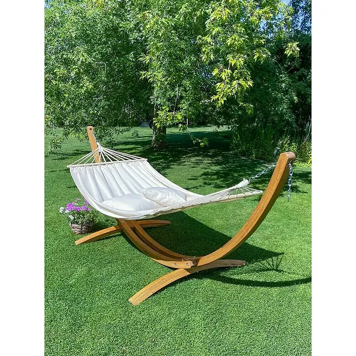 Chillounge Stabhängematte - L x B: 300 x 140 cm, Natur - Gemütliche Hängematte mit Holzgestell im Garten. Perfekt zum Entspannen im Freien mit weichem Kissen und blühenden Blumen.