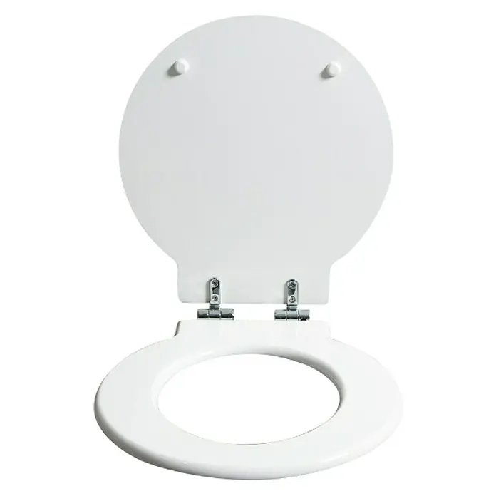 WC-Sitz Loft - MDF, Weiß, Mit Absenkautomatik - Weißer Toilettensitz mit Deckel und silbernen Scharnieren, abgebildet vor einem schwarzen Hintergrund.