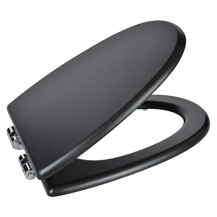 Camargue Mistral WC-Sitz - MDF, Schwarz, Mit Absenkautomatik - Schwarzer Toilettensitz mit Chromscharnieren vor schwarzem Hintergrund.