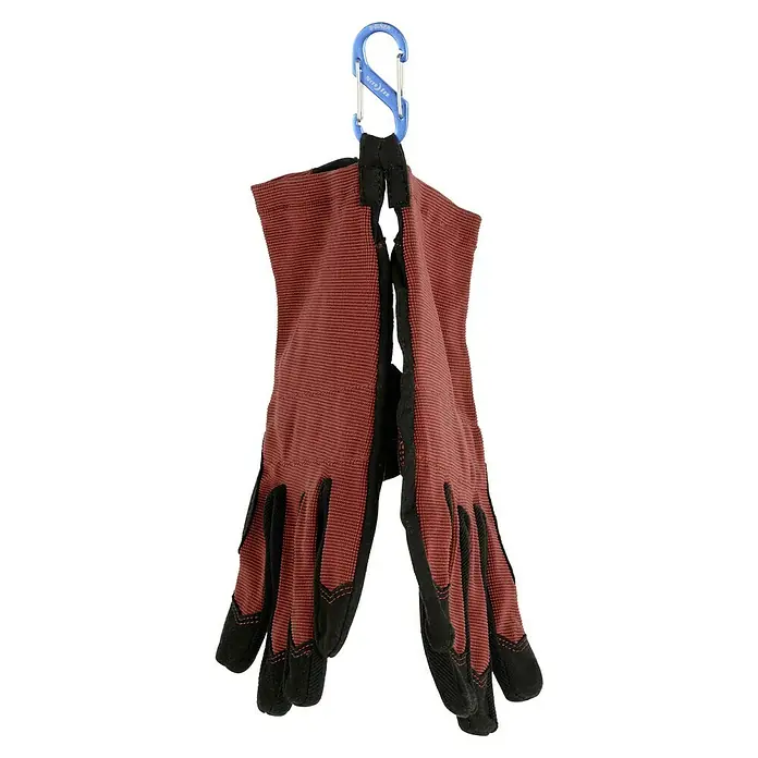 Nite Ize Mosquetón doble S-Biner - 90 x 41 mm - Un par de guantes de trabajo marrones con puntas de los dedos negras cuelgan de un mosquetón azul sobre un fondo negro.