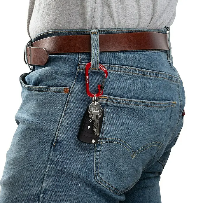 Nite Ize Mosquetón Slide Lock - 58 x 38 mm, Carga soportada: 11 kg - Un mosquetón S-Biner SlideLock rojo mantiene las llaves y una llave del coche sujetas de forma segura a los vaqueros.