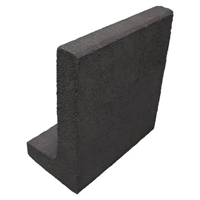 Christoph Mähstein Mähroboter L-Randstein - 24,5 x 29 x 15 cm, Anthrazit, Beton - Nahaufnahme eines Winkelstützelements aus dunklem Beton, ideal für Gartenbau und Landschaftsgestaltung.