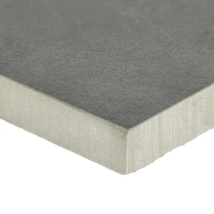 Palazzo Feinsteinzeugfliese Forum - 30 x 60 cm, Schwarz, Matt - Nahaufnahme einer grauen Betonplatte, die Textur und Materialität hervorhebt. Ideal für moderne Bau- und Designprojekte mit Fokus auf Minimalismus.