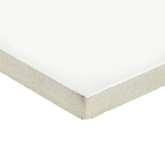 Wandfliese Objekt - 30 x 60 cm, Weiß, Glänzend - Nahaufnahme einer weißen Gipskartonplatte, die ihre Textur und Dicke zeigt. Ideal für Bau- und Renovierungsprojekte, einfache Montage.