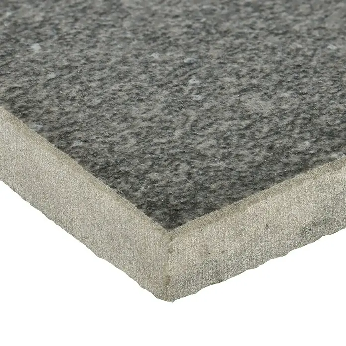 Feinsteinzeugfliese Recon - 60 x 60 cm, Schwarz, Matt - Nahaufnahme einer grauen Bodenfliese mit unebener Textur, die ihre robuste Beschaffenheit und Materialqualität hervorhebt.