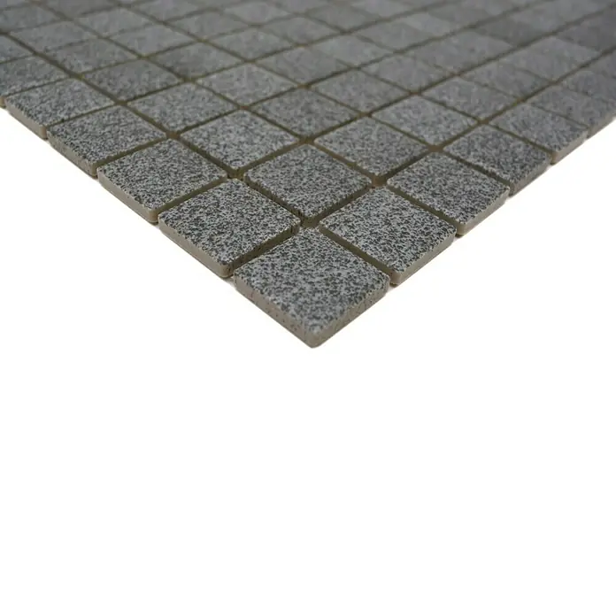 Mosaikfliese Quadrat AT 900 - 33 x 30,2 cm, Grau, Matt - Nahaufnahme eines Musters aus grauen Mosaikfliesen, die eine strukturierte Oberfläche und ein geometrisches Design zeigen.