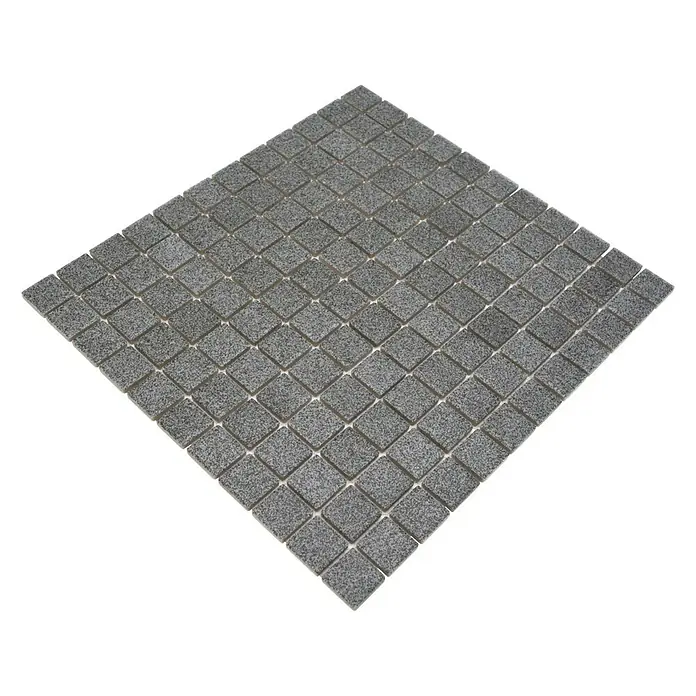 Mosaikfliese Quadrat AT 900 - 33 x 30,2 cm, Grau, Matt - Eine quadratische Fliese aus grauem Mosaikstein auf schwarzem Hintergrund, ideal für Bad und Küche. Robust und stilvoll.