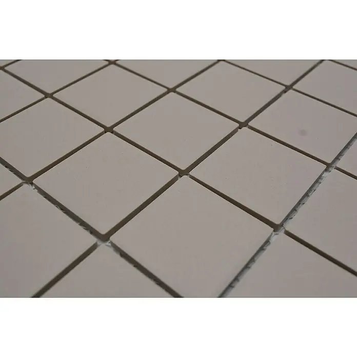 Mosaikfliese Quadrat Uni CU 243 - 29,8 x 29,8 cm, Beige, Matt - Nahaufnahme eines Mosaiks aus hellbeigen, quadratischen Fliesen mit dunkleren Fugen, ideal für Wand- oder Bodendesign.