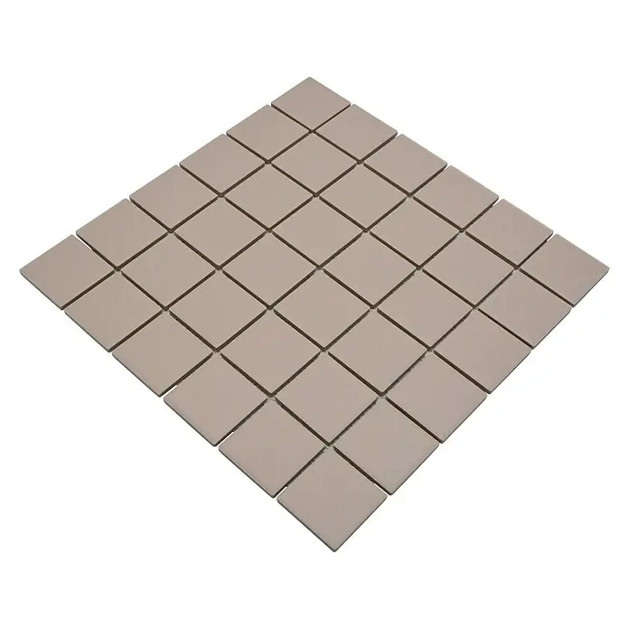 Mosaikfliese Quadrat Uni CU 243 - 29,8 x 29,8 cm, Beige, Matt - Nahaufnahme eines Blatts aus quadratischen Mosaikfliesen in einem dezenten, neutralen Farbton, ideal für die Gestaltung eleganter Innenräume.