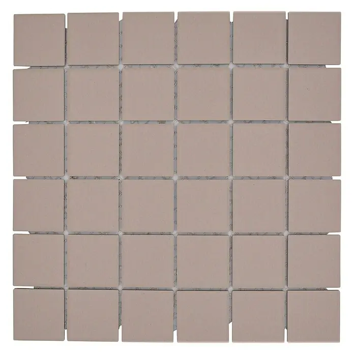 Mosaikfliese Quadrat Uni CU 243 - 29,8 x 29,8 cm, Beige, Matt - Nahaufnahme einer quadratischen Matte aus beigen Mosaikfliesen, ideal für Badezimmer oder Küchenrückwände und bietet eine elegante Textur.