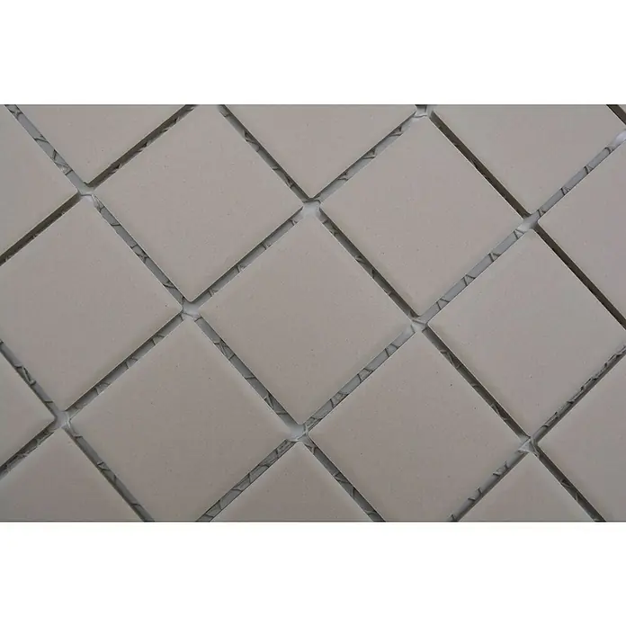 Mosaikfliese Quadrat Uni CU 243 - 29,8 x 29,8 cm, Beige, Matt - Nahaufnahme eines Mosaiks aus beigen, quadratischen Keramikfliesen, die auf einem Netz montiert sind und ein gleichmäßiges, diagonales Muster bilden.
