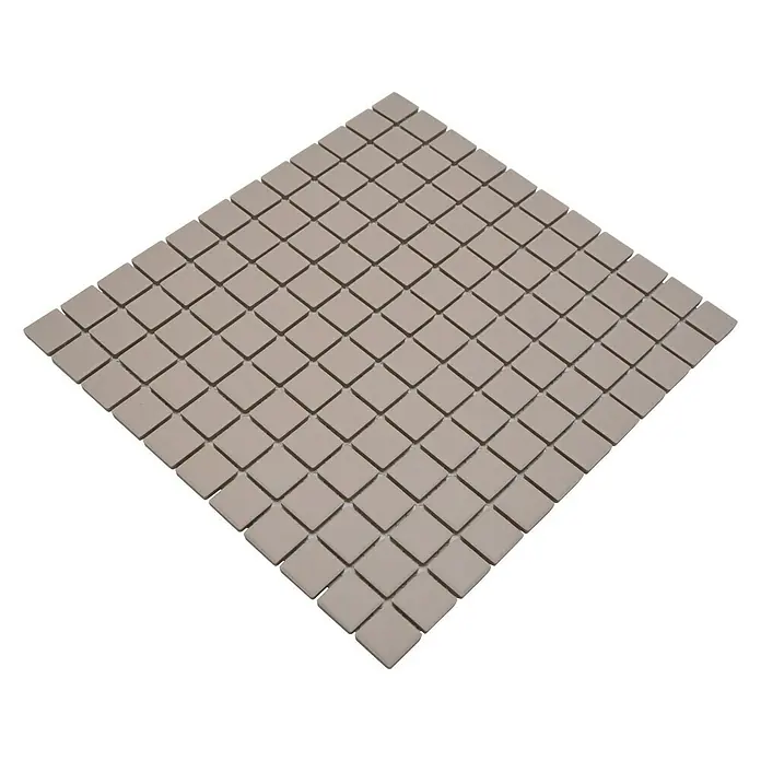 Mosaikfliese Quadrat Uni CU 040 - 32,6 x 30 cm, Beige, Matt - Nahaufnahme eines Mosaikfliesenquadrats mit kleinen, quadratischen, matten hellgrauen Fliesen auf einem schwarzen Hintergrund.