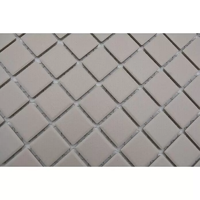 Mosaikfliese Quadrat Uni CU 040 - 32,6 x 30 cm, Beige, Matt - Hellgraue, unglasierte quadratische Keramik-Mosaikfliesen, auf einem Netz befestigt.