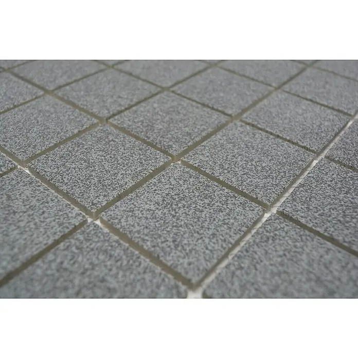 Mosaikfliese Quadrat Uni SAT 509 - 30,6 x 30,6 cm, Grau, Matt - Nahaufnahme von quadratischen, grau gesprenkelten Mosaikfliesen mit hellen Fugenlinien, die ein gleichmäßiges Muster bilden.