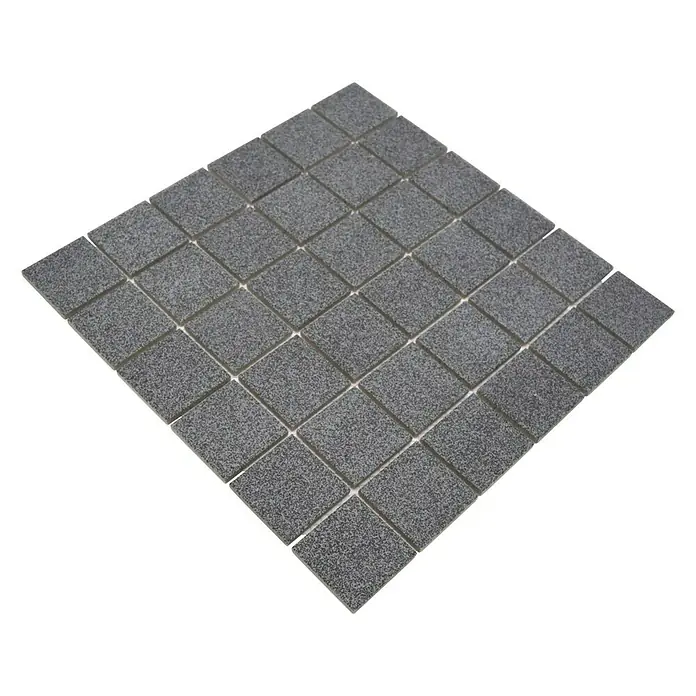 Mosaikfliese Quadrat Uni SAT 509 - 30,6 x 30,6 cm, Grau, Matt - Nahaufnahme eines quadratischen Mosaikfliesenblatts in Grau, ideal für Küche oder Bad, auf schwarzem Hintergrund.