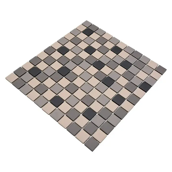 Mosaikfliese Quadrat Mix CU 010 - 32,6 x 30 cm, Beige/Braun, Matt - Nahaufnahme eines quadratischen Mosaiks mit verschiedenen Grautönen und beigefarbenen Akzenten, ideal für stilvolle Wand- und Bodengestaltungen.