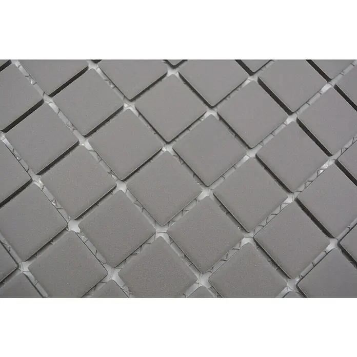 Mosaikfliese Quadrat Uni CU 030 - 32,6 x 30 cm, Grau, Matt - Nahaufnahme von grauen quadratischen Mosaikfliesen, die auf einem Netz montiert sind und ein modernes, strukturiertes Erscheinungsbild bieten.