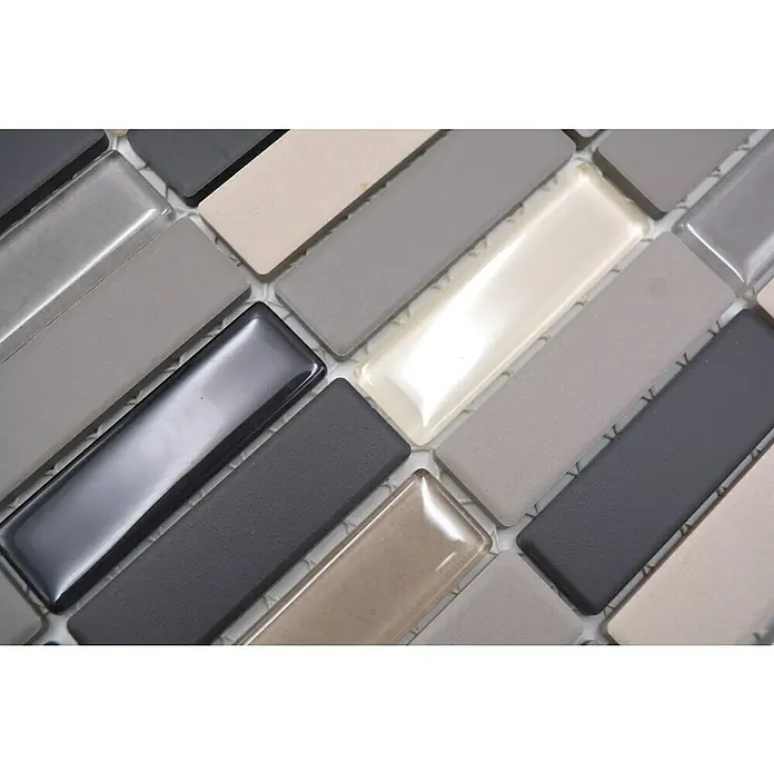 Mosaikfliese Stäbchen Mix CU ST G61 - 29,7 x 29 cm, Beige/Grau, Matt - Nahaufnahme von rechteckigen Mosaikfliesen in Grau- und Beigetönen, die eine stilvolle und moderne Oberfläche für Innenräume schaffen.