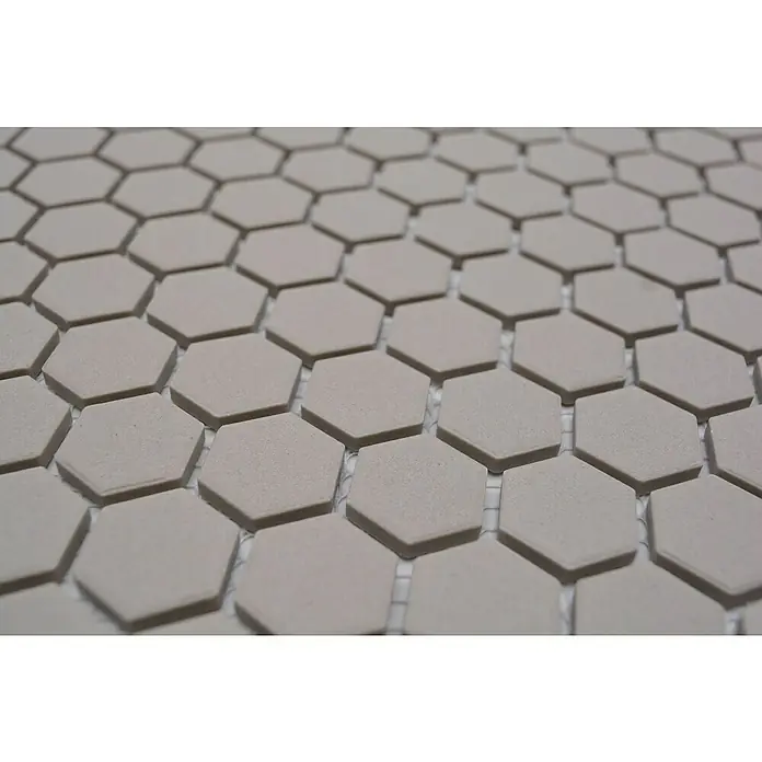 Mosaikfliese Hexagon Uni CU HX017 - 26 x 30 cm, Hellgrau, Matt - Nahaufnahme von hellgrauen Sechseck-Fliesen. Die Fliesen bilden ein regelmäßiges Muster und sind auf einem Netz montiert.