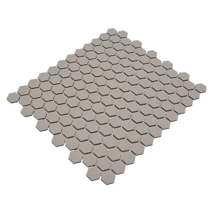 Mosaikfliese Hexagon Uni CU HX017 - 26 x 30 cm, Hellgrau, Matt - Nahaufnahme einer Matte aus sechseckigen, hellgrauen Mosaikfliesen, die sich ideal für Boden- und Wandgestaltungen im Innenbereich eignen.